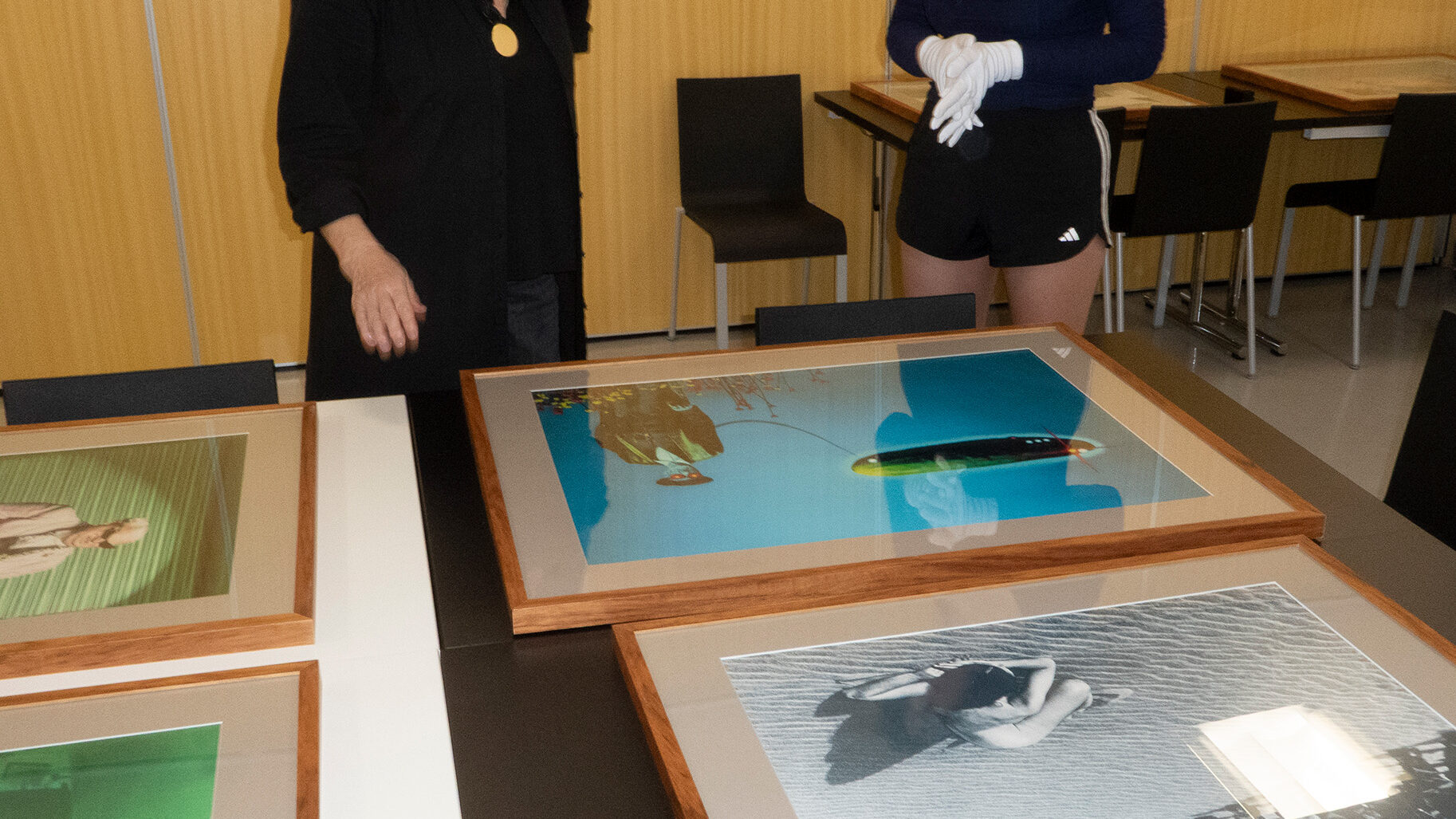 Matilde Sánchez y Diana Millán visitando la obra de Jorge Rueda en el CAF